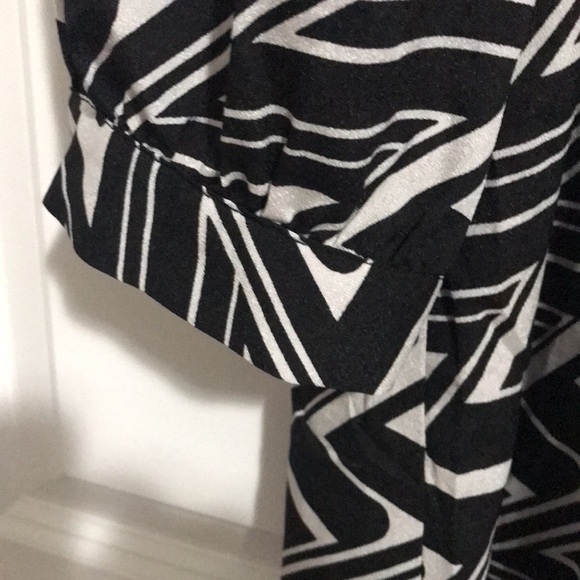 B/W geometric tunic lightweight polyester - Picture 4 of 5
